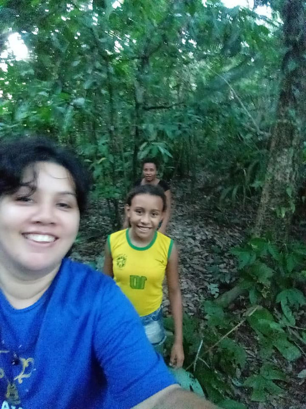 Voltando do futebol de mulheres em Mutuacá de Cima. Sabem onde estou? Atravessando a mata, em plena Amazônia, pra chegar à margem e pegar o rabudo (barco motorizado)