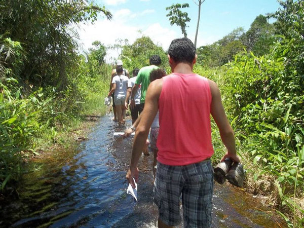 Ação de cadastramento das crianças participantes e famílias da comunidade do Poção, ilha de Cotijuba-PA. Duas horas de caminhada pela estrada para chegar ao local e mais o trajeto pelos alagados entre as casas.